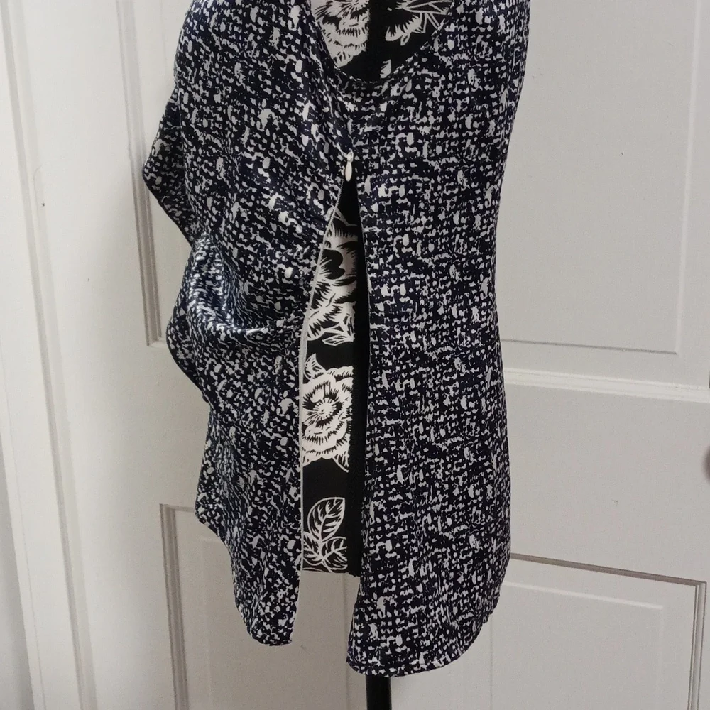 🖤Ann Taylor🖤 - Black/White Abstract Print Ruffle Front Sleeveless Top